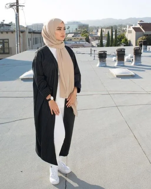 9 OOTD Hijab dan Celana Warna Cream yang Simple 13