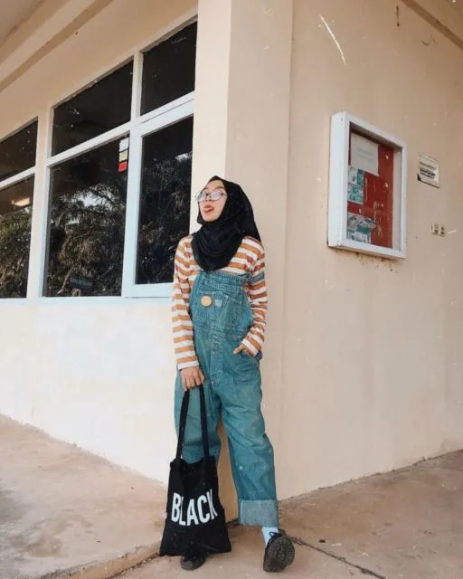 9 Cara Unik Tapi Simpel Memadukan Kaus Motif Garis Buat Hijabers. Manis Abis! 18