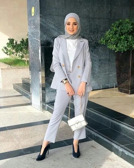 Parade Cantiknya Hijabers Pakai Setelan Warna Polos; Bisa Ditiru Buat Tampil Lebih Santun! 15