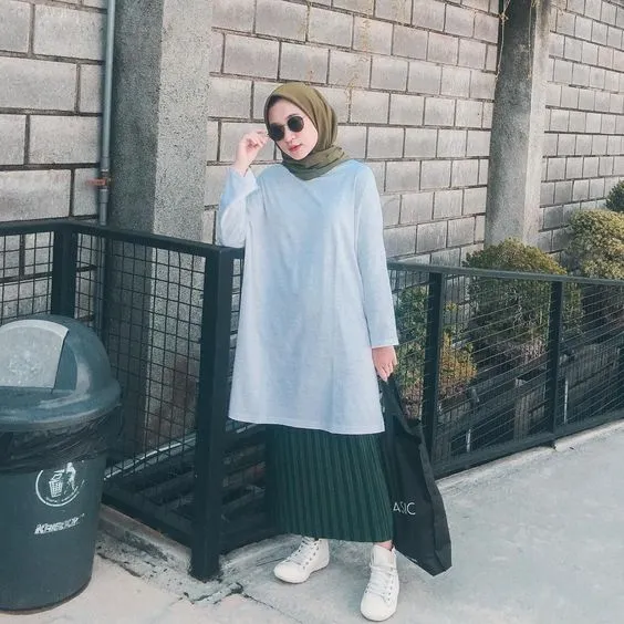 5 Cara Tampil Kece dengan Rok Span Berbahan Kaus. Para Hijaber, Merapat! 10