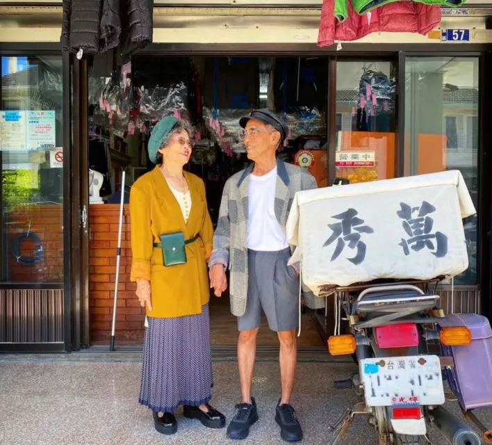 Kisah Pasangan Kakek Nenek yang Gaya Modisnya Viral Sedunia, 10 OOTD Ini Bakal Membuatmu Terpana 14