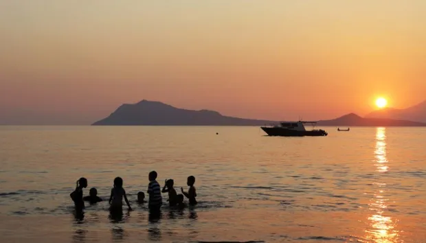Nikmati 10 Spot Berburu Sunset Paling Cantik di Flores. Panoramanya Begitu Indah dan Bikin Males Pulang 19