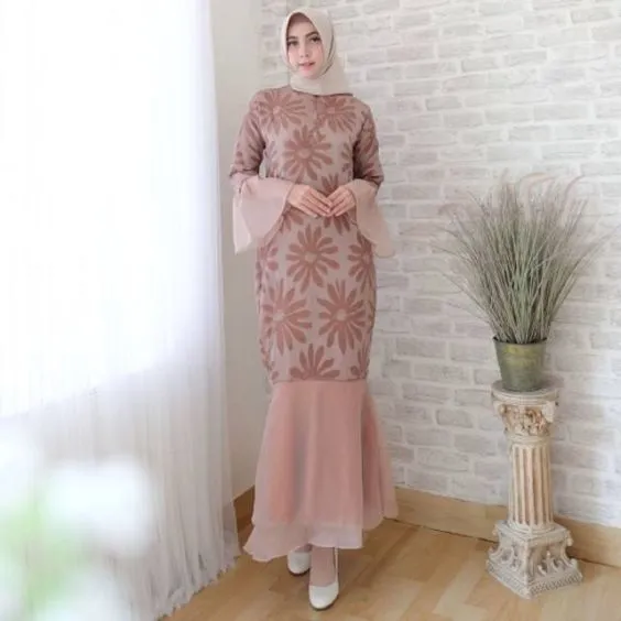 9 Kebaya Berbahan Organza dengan Desain Paling Unik. Dijamin Belum Banyak yang Punya! 18
