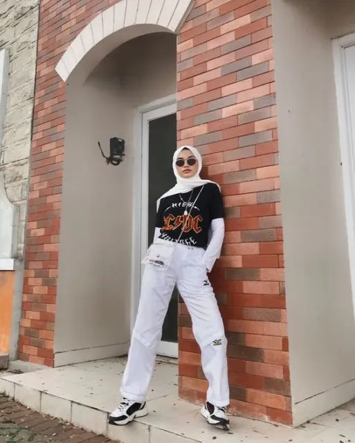 8 Bukti Foto OOTD dengan Teknik Low Angle Bisa Membuatmu Tampak Tinggi. Coba, Kuy! 12