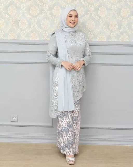 Deretan Kebaya yang Cocok Buat Pecinta Warna Netral. Bikin Kelihatan Kalem! 11
