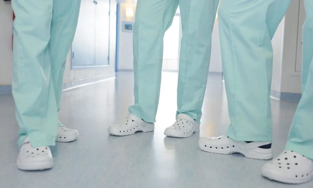 5 Alasan Kenapa Sepatu Crocs Banyak Dipakai Petugas Medis Saat Bekerja. Oh, Ternyata ini Sebabnya~ 6