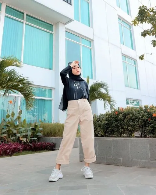 8 Bukti Foto OOTD dengan Teknik Low Angle Bisa Membuatmu Tampak Tinggi. Coba, Kuy! 10