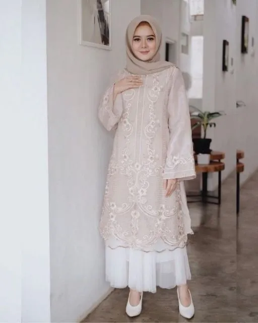 Deretan Kebaya yang Cocok Buat Pecinta Warna Netral. Bikin Kelihatan Kalem! 12