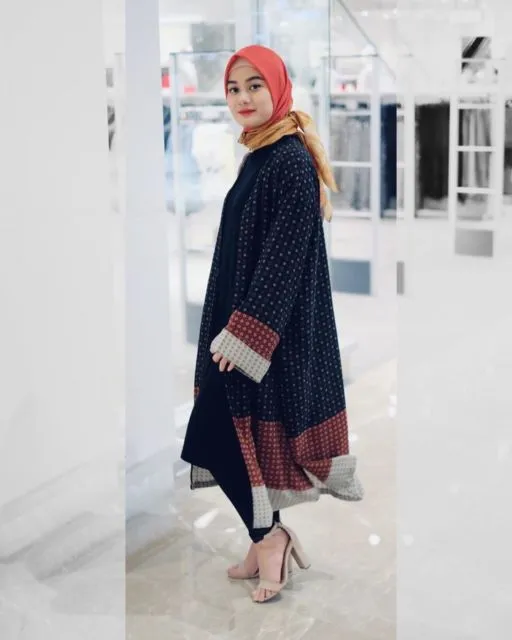 Potret Kalem Dinda Hauw dengan Hijab dan Makeup Naturalnya. Menginspirasi Banget! 7