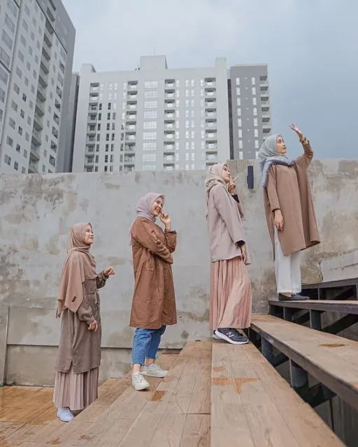 8 Bukti Foto OOTD dengan Teknik Low Angle Bisa Membuatmu Tampak Tinggi. Coba, Kuy! 14