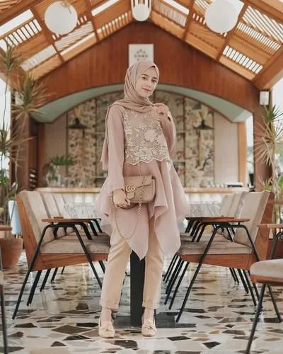 9 Kebaya Berbahan Organza dengan Desain Paling Unik. Dijamin Belum Banyak yang Punya! 17