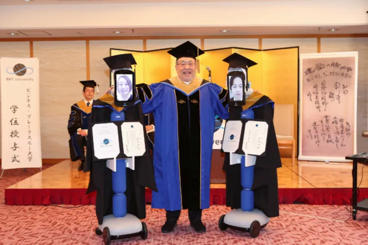 Tiru Jepang, Undip Gelar Wisuda Online dengan Robot Peraga untuk Wakili Mahasiswa. Keren dan Aman! 7