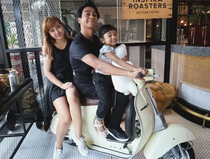 Tampil Gagah Saat Manggung, ini Momen Manis 8 Vokalis Band Perempuan Tanah Air Bareng Anak 16