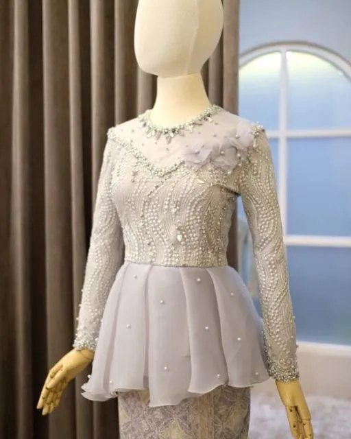 9 Kebaya Berbahan Organza dengan Desain Paling Unik. Dijamin Belum Banyak yang Punya! 12