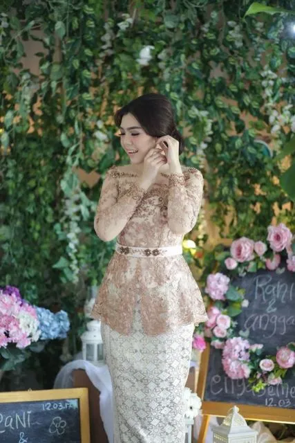 Bikin Efek Langsing, Ini 8 Kebaya Bersabuk yang Hits, Unik dan Paling Baru! 10