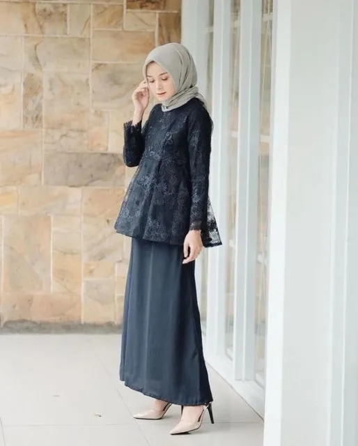 Deretan Kebaya yang Cocok Buat Pecinta Warna Netral. Bikin Kelihatan Kalem! 15