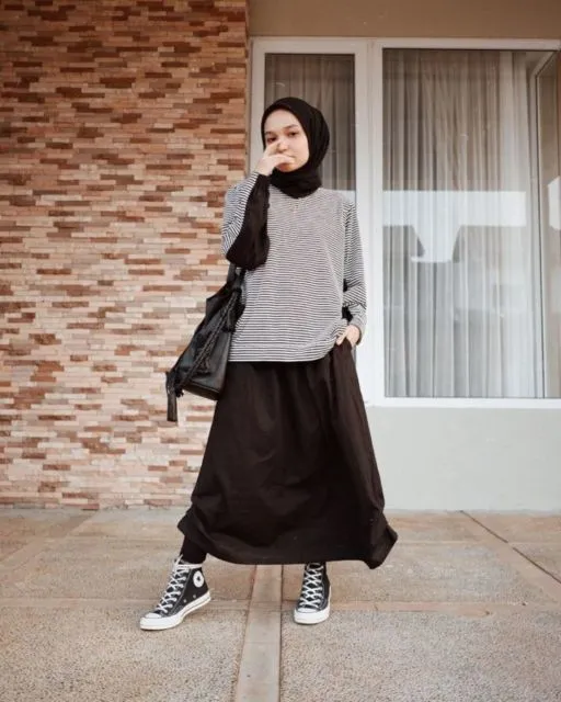9 Cara Unik Tapi Simpel Memadukan Kaus Motif Garis Buat Hijabers. Manis Abis! 15