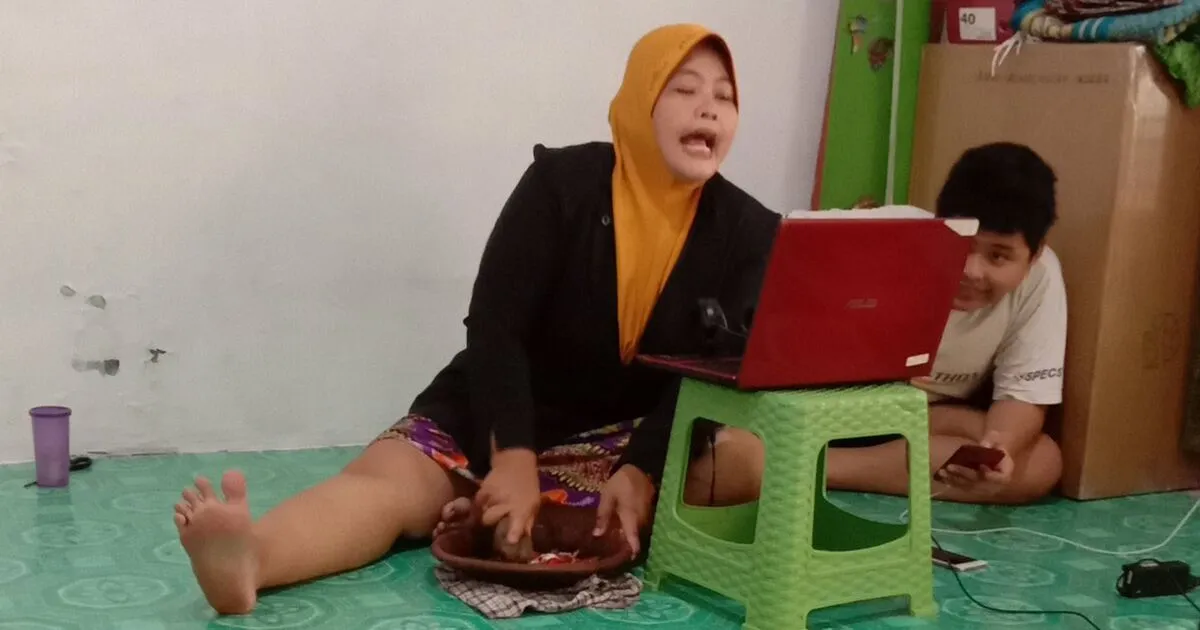 Agar Tetap Santuy, Mahasiswa Kerap Melakukan 5 Hal ini Saat Kelas Online. Kelakuan Mahasiswa Check~ 7