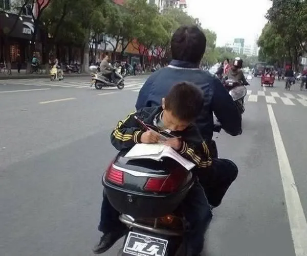 11 Potret Kelakuan Kocak yang Jadi Bukti Bahwa Setiap Orang Punya Style Belajar Masing-Masing 19