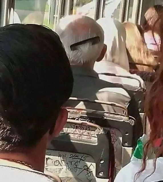 11 Kelakuan Kocak Penumpang Bus ini Bukti Kalau Orang di Mana pun Sama. Bule juga Bisa Nyeleneh! 18