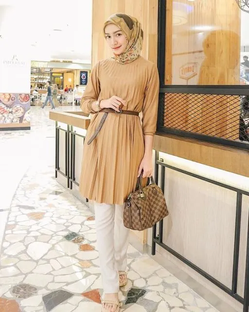 5 Alasan Tunik Bernuansa Cokelat Memang Pas Buat Tampil Sederhana. Para Cewek Kalem, Merapat! 9