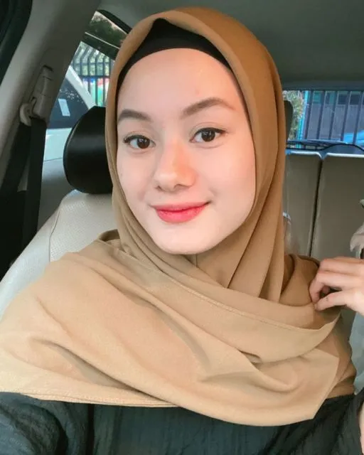 Potret Kalem Dinda Hauw dengan Hijab dan Makeup Naturalnya. Menginspirasi Banget! 8