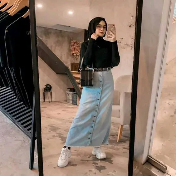 5 Cara Tampil Ideal dengan Rok Jeans; Buat yang Badannya Kecil Sampai Besar, Bisa! 10