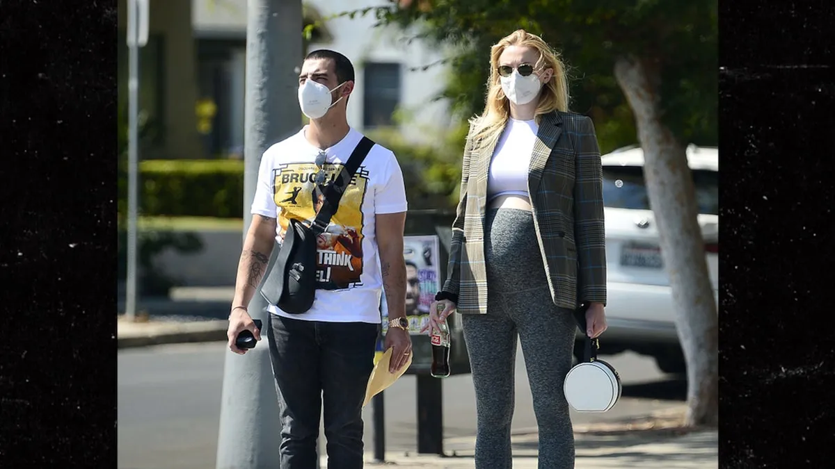 Selamat! Joe Jonas dan Sophie Turner Akhirnya Dikaruniai Anak Pertama. Sosoknya Bikin Penasaran 4