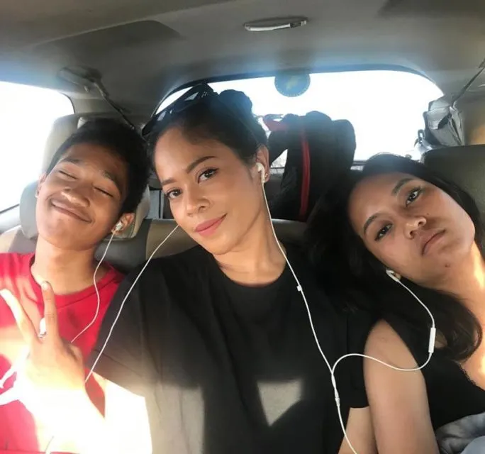 Tampil Gagah Saat Manggung, ini Momen Manis 8 Vokalis Band Perempuan Tanah Air Bareng Anak 15