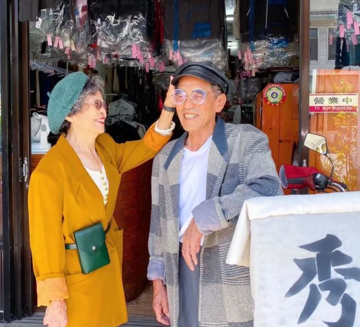 Kisah Pasangan Kakek Nenek yang Gaya Modisnya Viral Sedunia, 10 OOTD Ini Bakal Membuatmu Terpana 20