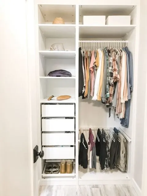 6 Trik Memilih Lemari Pakaian untuk Kamar Sempit. Model Lemari Geser Lumayan Ngirit Tempat! 10