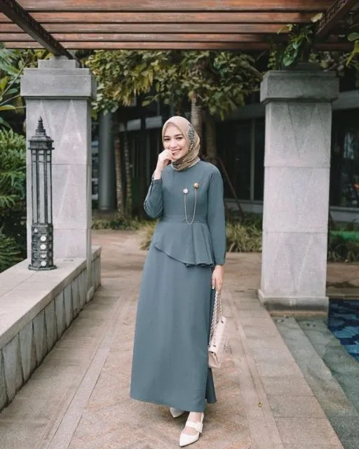 Deretan Kebaya yang Cocok Buat Pecinta Warna Netral. Bikin Kelihatan Kalem! 14