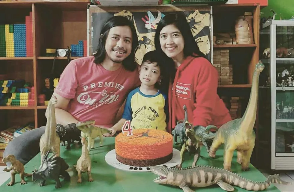 Tampil Gagah Saat Manggung, ini Momen Manis 8 Vokalis Band Perempuan Tanah Air Bareng Anak 14