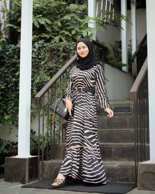Potret Nabil Rach, Hijaber yang Hobinya Pakai Gamis Aneka Motif. Cantik Banget, Asli! 15