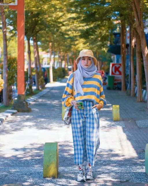 9 Cara Unik Tapi Simpel Memadukan Kaus Motif Garis Buat Hijabers. Manis Abis! 11
