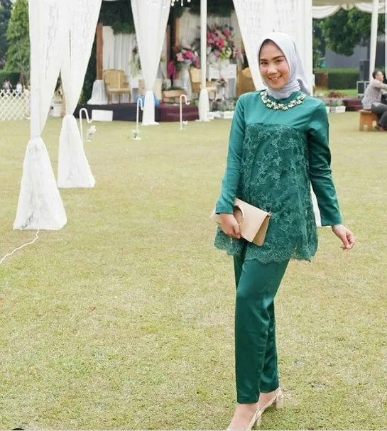 Kumpulan Model Kebaya Warna Hijau Buat Hijabers; Unik, Santun dan Nggak Terlalu Terang! 17