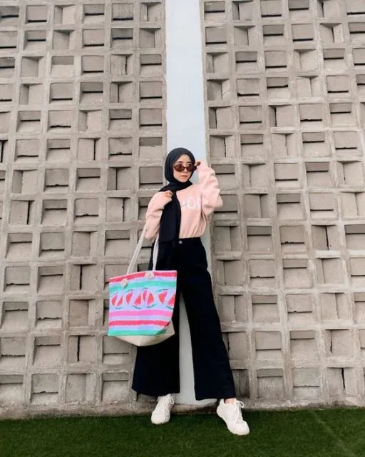 8 Bukti Foto OOTD dengan Teknik Low Angle Bisa Membuatmu Tampak Tinggi. Coba, Kuy! 9