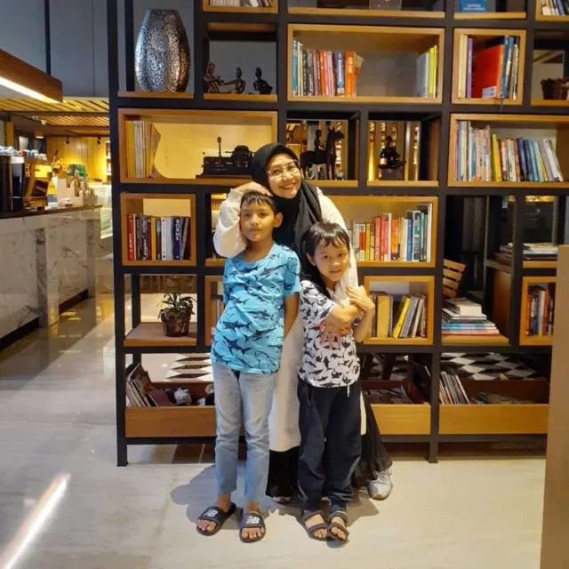 Tampil Gagah Saat Manggung, ini Momen Manis 8 Vokalis Band Perempuan Tanah Air Bareng Anak 12