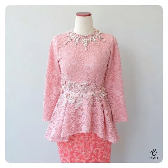 Bikin Efek Langsing, Ini 8 Kebaya Bersabuk yang Hits, Unik dan Paling Baru! 12