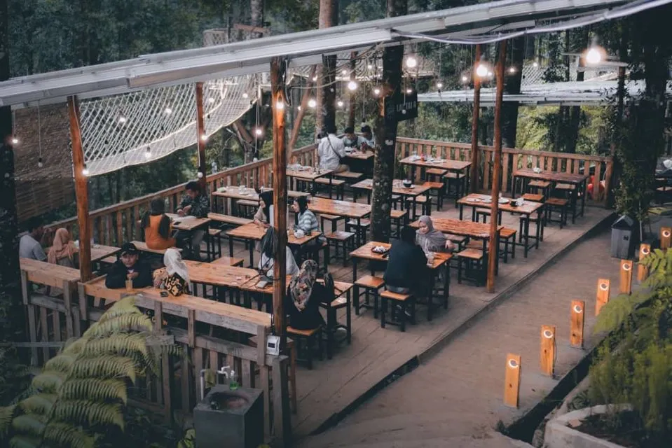10 Kafe Tersembunyi dalam Hutan yang Bisa Kamu Kunjungi. Seru Nih Buat Pecinta Kafe 'Aesthetic!' 18