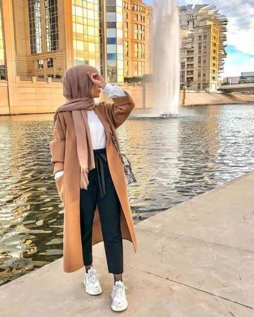 9 OOTD Hijab dan Celana Warna Cream yang Simple 14