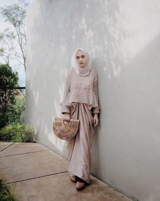 Deretan Kebaya yang Cocok Buat Pecinta Warna Netral. Bikin Kelihatan Kalem! 16