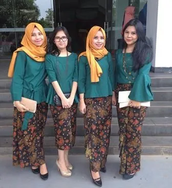Kumpulan Model Kebaya Warna Hijau Buat Hijabers; Unik, Santun dan Nggak Terlalu Terang! 11
