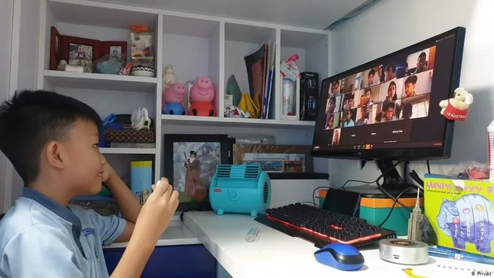 Agar Tetap Santuy, Mahasiswa Kerap Melakukan 5 Hal ini Saat Kelas Online. Kelakuan Mahasiswa Check~ 8