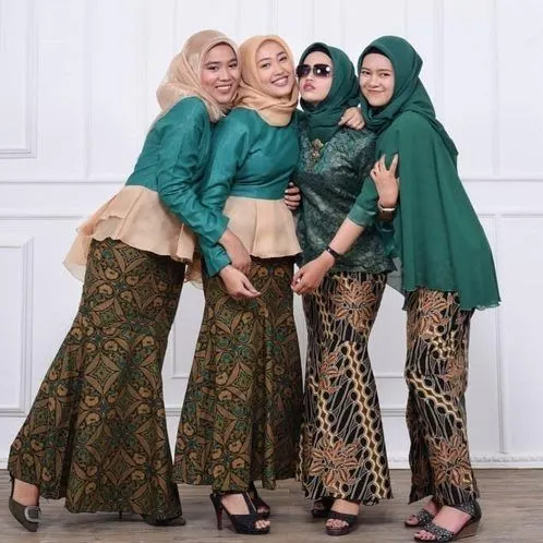 Kumpulan Model Kebaya Warna Hijau Buat Hijabers; Unik, Santun dan Nggak Terlalu Terang! 10