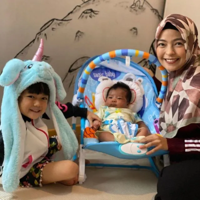 Tampil Gagah Saat Manggung, ini Momen Manis 8 Vokalis Band Perempuan Tanah Air Bareng Anak 9