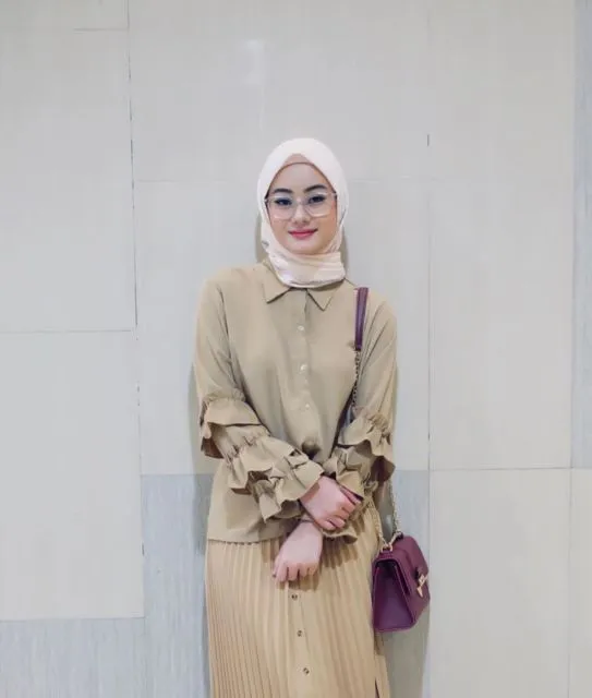 Potret Kalem Dinda Hauw dengan Hijab dan Makeup Naturalnya. Menginspirasi Banget! 9