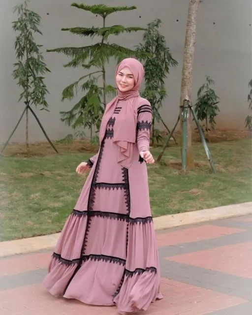 Potret Nabil Rach, Hijaber yang Hobinya Pakai Gamis Aneka Motif. Cantik Banget, Asli! 18