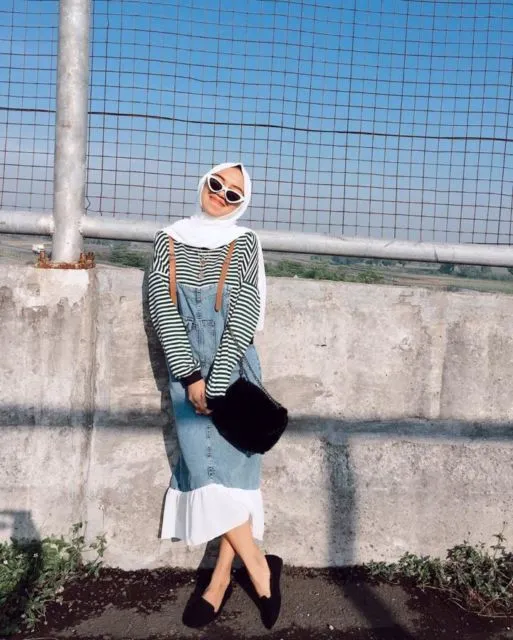 9 Cara Unik Tapi Simpel Memadukan Kaus Motif Garis Buat Hijabers. Manis Abis! 10