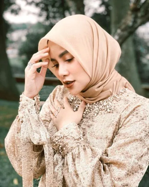 Dari Zaskia Mecca Hingga Olla Ramlan, Ini Seleb Berhijab yang Bisa Ditiru Gaya Simpelnya! 12